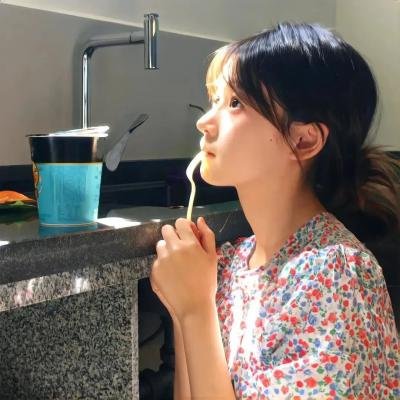 花落水流红